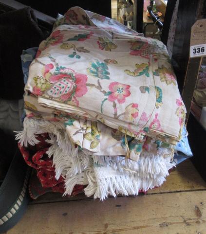 QUANTITY OF VINTAGE CURTAINING Image