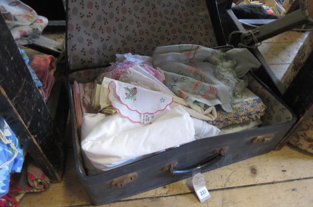 SUITCASE OF TABLE AND BED LINEN Image