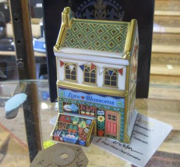 ROYAL CROWN DERBY LIMITED EDITION WEDDING FLORIST SHOP LOVE BLOSSOMS BOXED WITH CARD Image