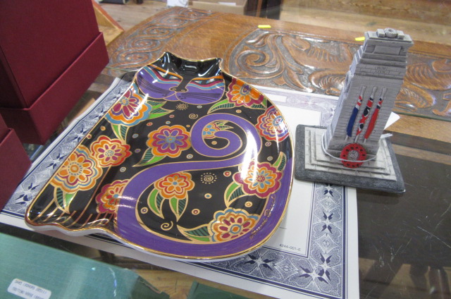 ROYAL DOULTON FELINE FANTASY PLATE AND LILLIPUT LANE CENOTAPH Image