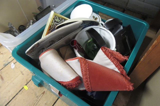 BOX OF MISCELLANEOUS ITEMS Image