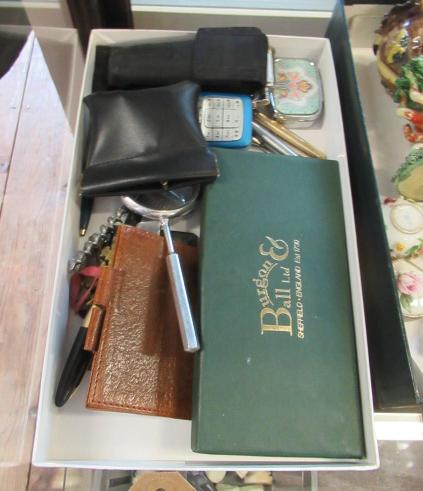 TRAY OF COLLECTABLES INCLUDING PENS AND PEN KNIVES Image