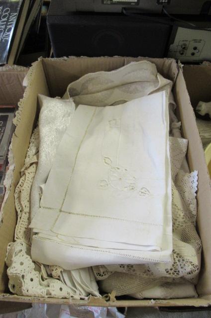 BOX OF TABLE LINEN ETC Image