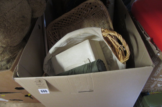 BOX OF MIXED ITEMS Image