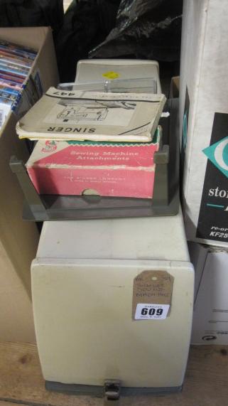 SINGER SEWING MACHINE Image