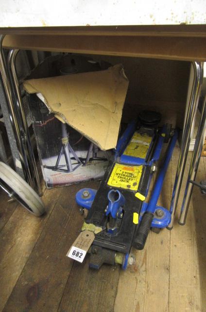 TROLLEY JACK AND AXLE STANDS Image