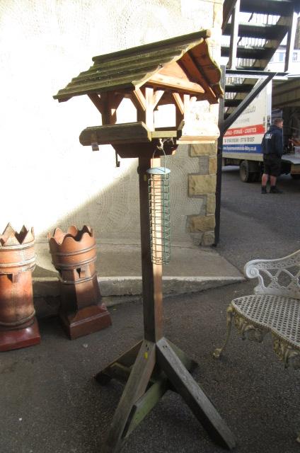 BIRD TABLE Image