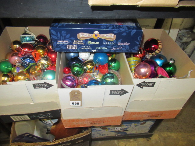 FOUR BOXES OF VINTAGE CHIRSTMAS BAUBLES Image
