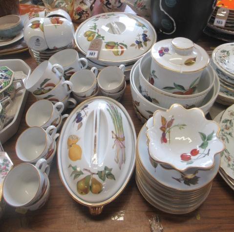 QUANTITY OF EVESHAM DINNERWARE Image