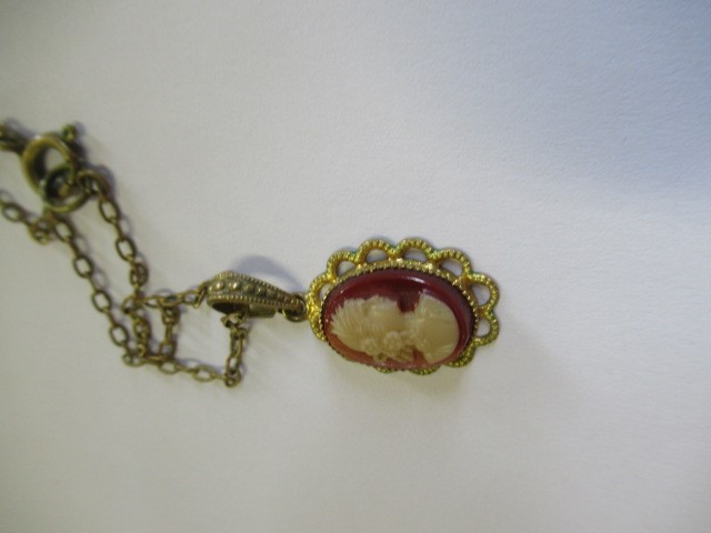 SMALL WOODEN CHEST AND CONTENTS INCLUDING JEWELLERY Image