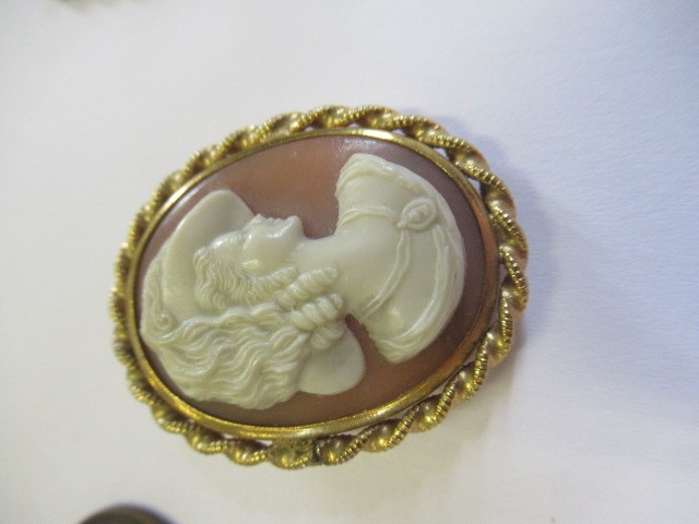 SMALL WOODEN CHEST AND CONTENTS INCLUDING JEWELLERY Image