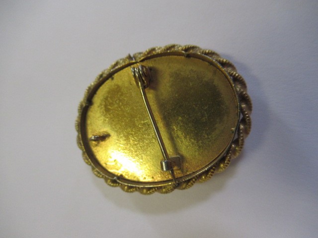 SMALL WOODEN CHEST AND CONTENTS INCLUDING JEWELLERY Image