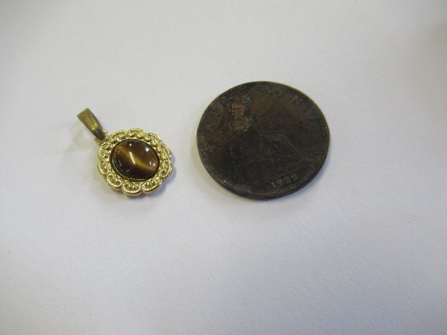 SMALL WOODEN CHEST AND CONTENTS INCLUDING JEWELLERY Image