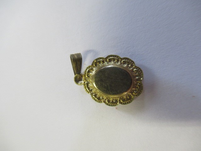 SMALL WOODEN CHEST AND CONTENTS INCLUDING JEWELLERY Image