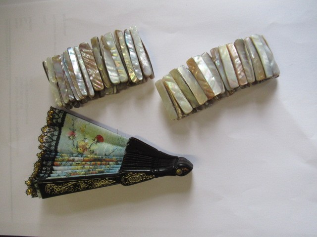 SMALL WOODEN CHEST AND CONTENTS INCLUDING JEWELLERY Image