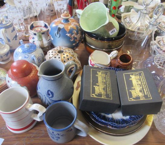 QUANTITY OF CERAMICS AND GLASS Image
