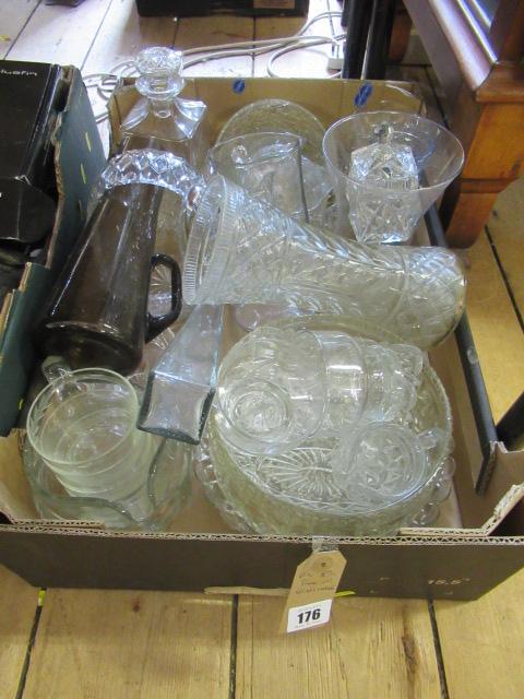 BOX OF GLASSWARE Image