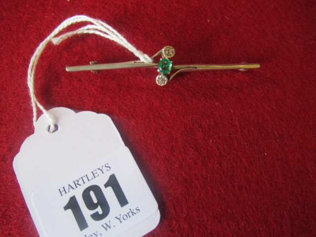 EMERALD AND DIAMOND BAR BROOCH Image