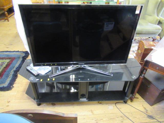 50 INCH SAMSUNG TV WITH REMOTE AND STAND Image