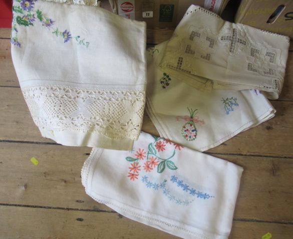 SMALL BOX OF VINTAGE TABLE LINEN Image