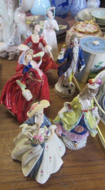 COLLECTION OF ROYAL DOULTON AND OTHER FIGURES Image