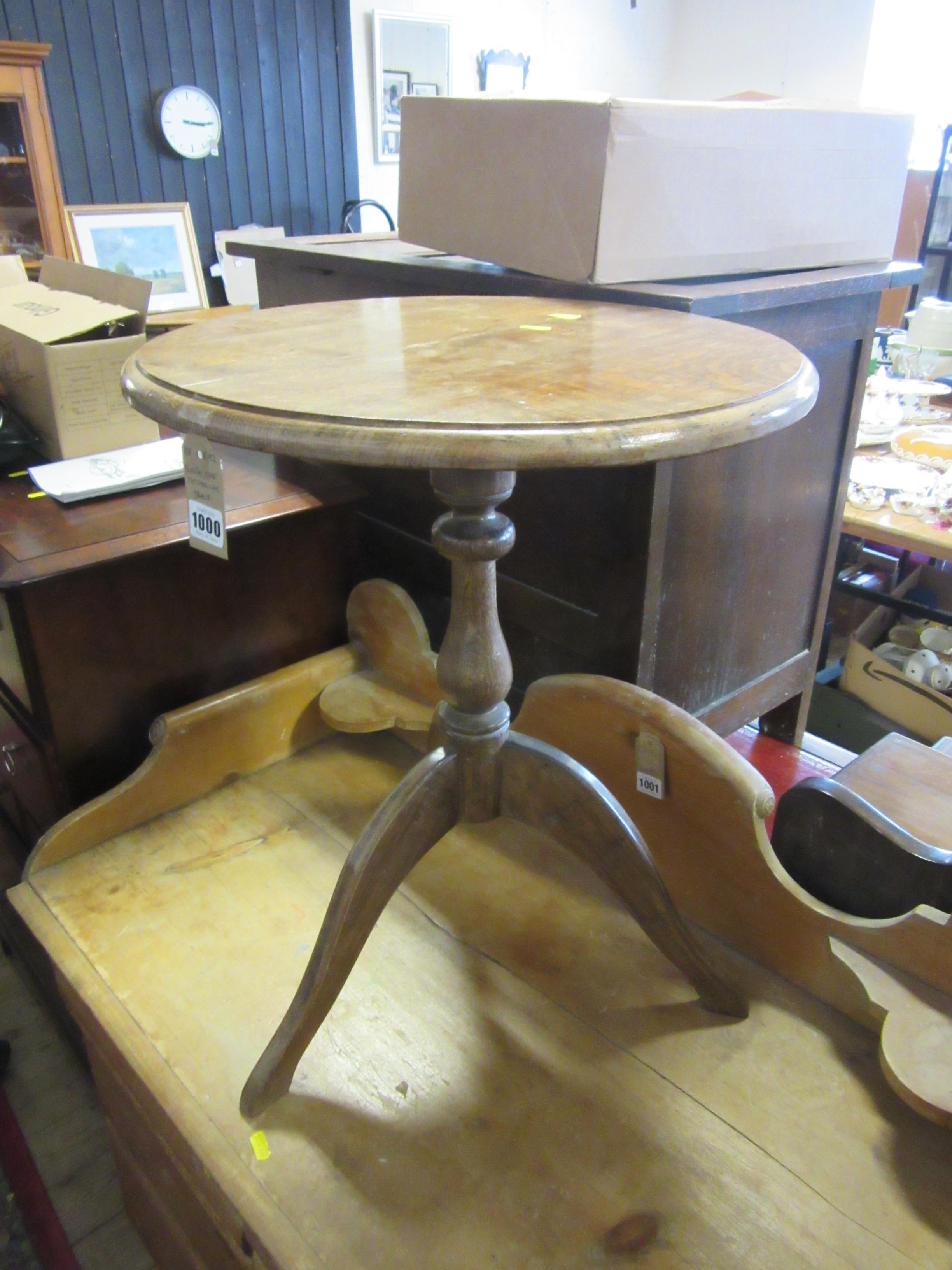 OAK OCCASIONAL TABLE Image