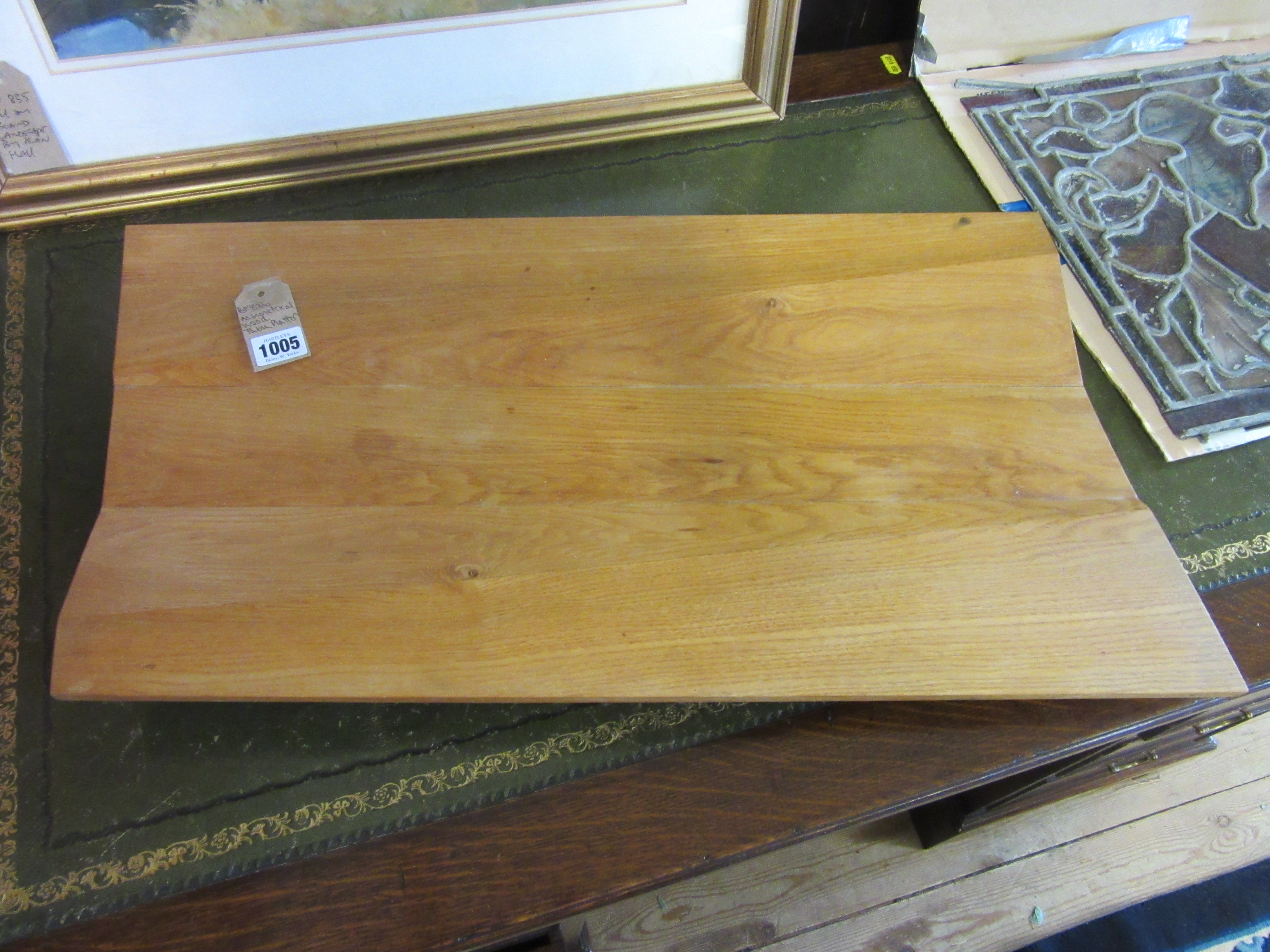 ASYMMETRICAL WOODEN TABLE PLATTER Image