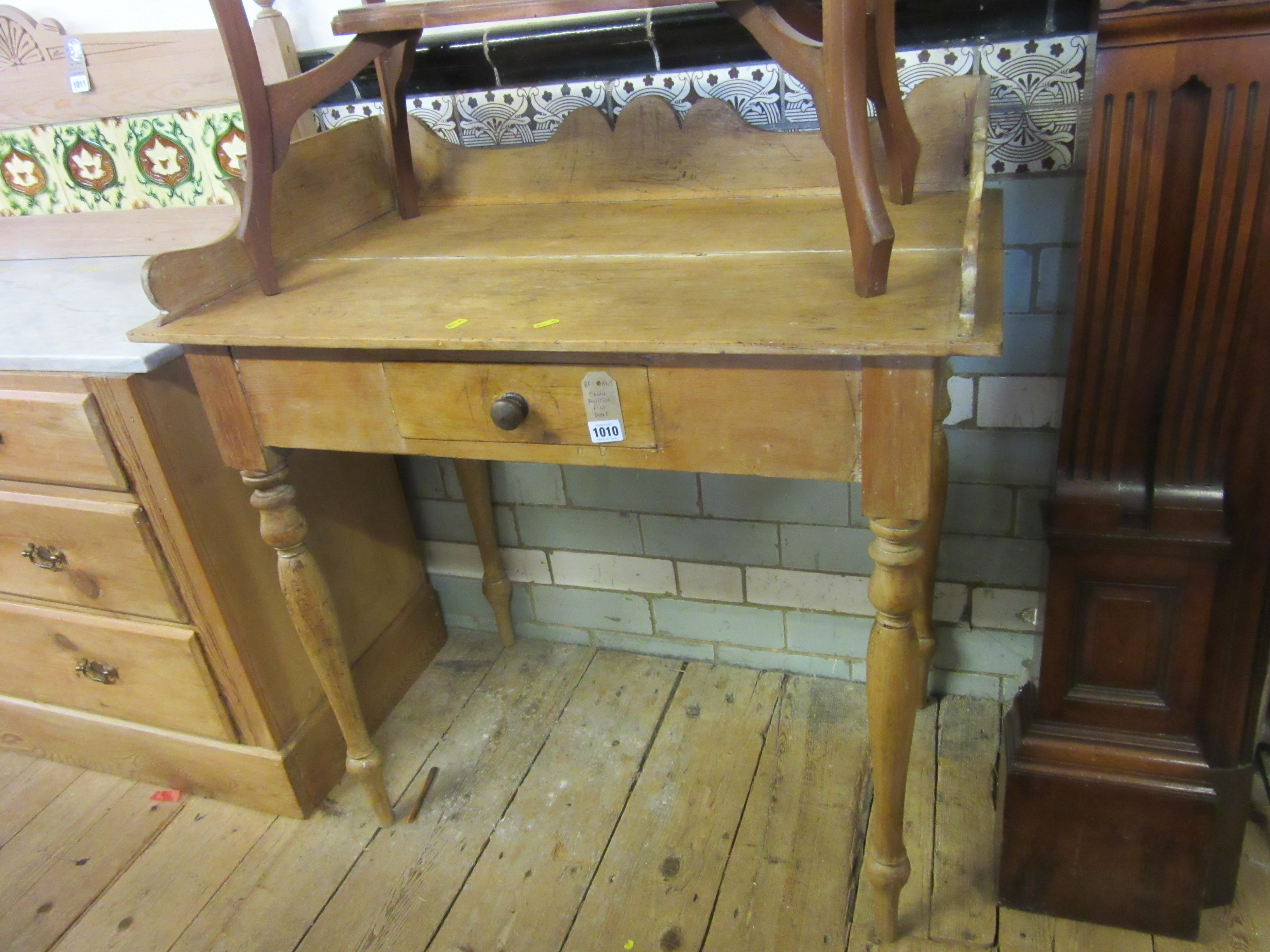 SMALL ANTIQUE WASHSTAND Image