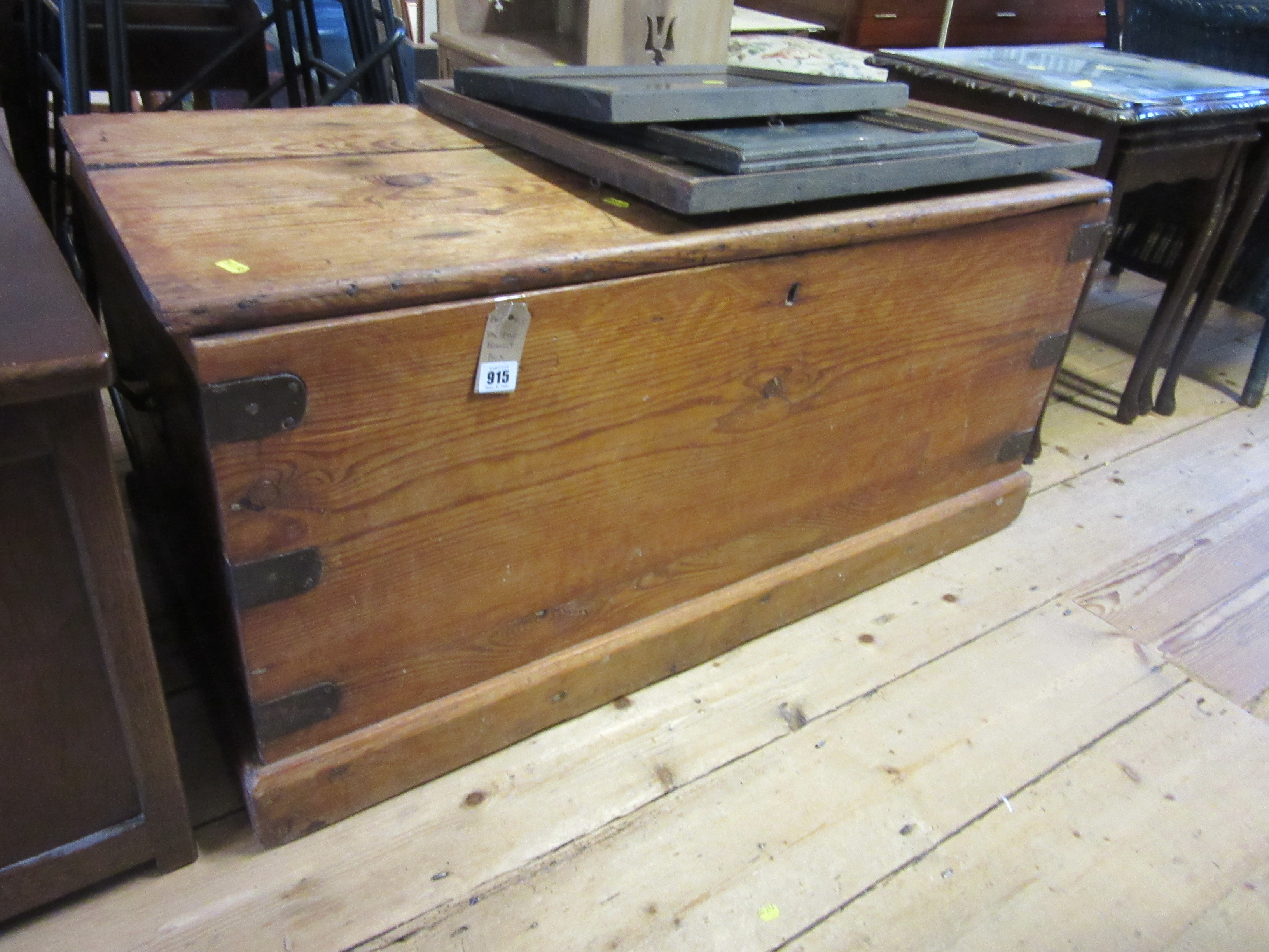 OLD PINE BLANKET BOX Image