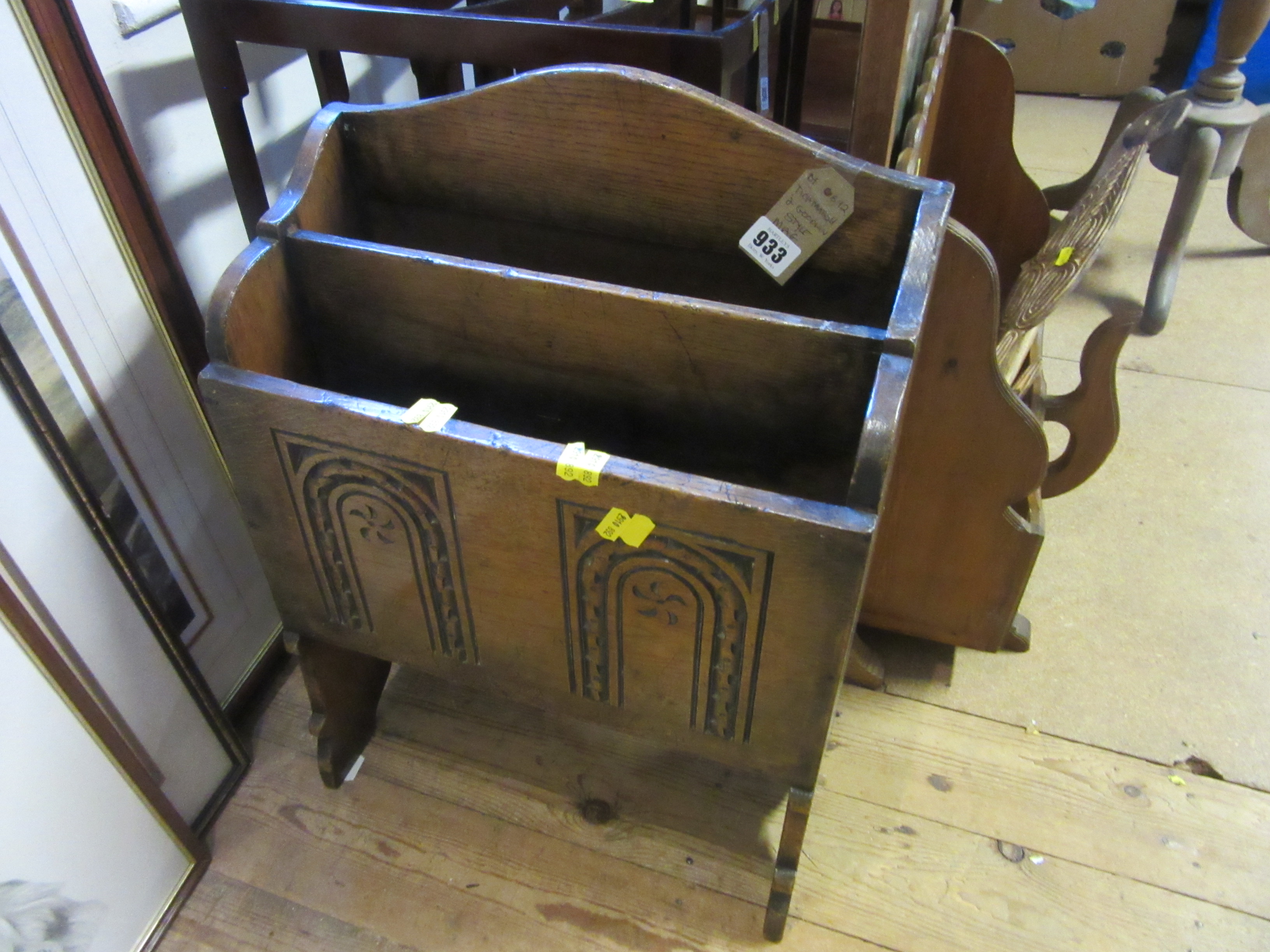 TITCHMARSH AND GOODWIN STYLE MAGAZINE RACK Image