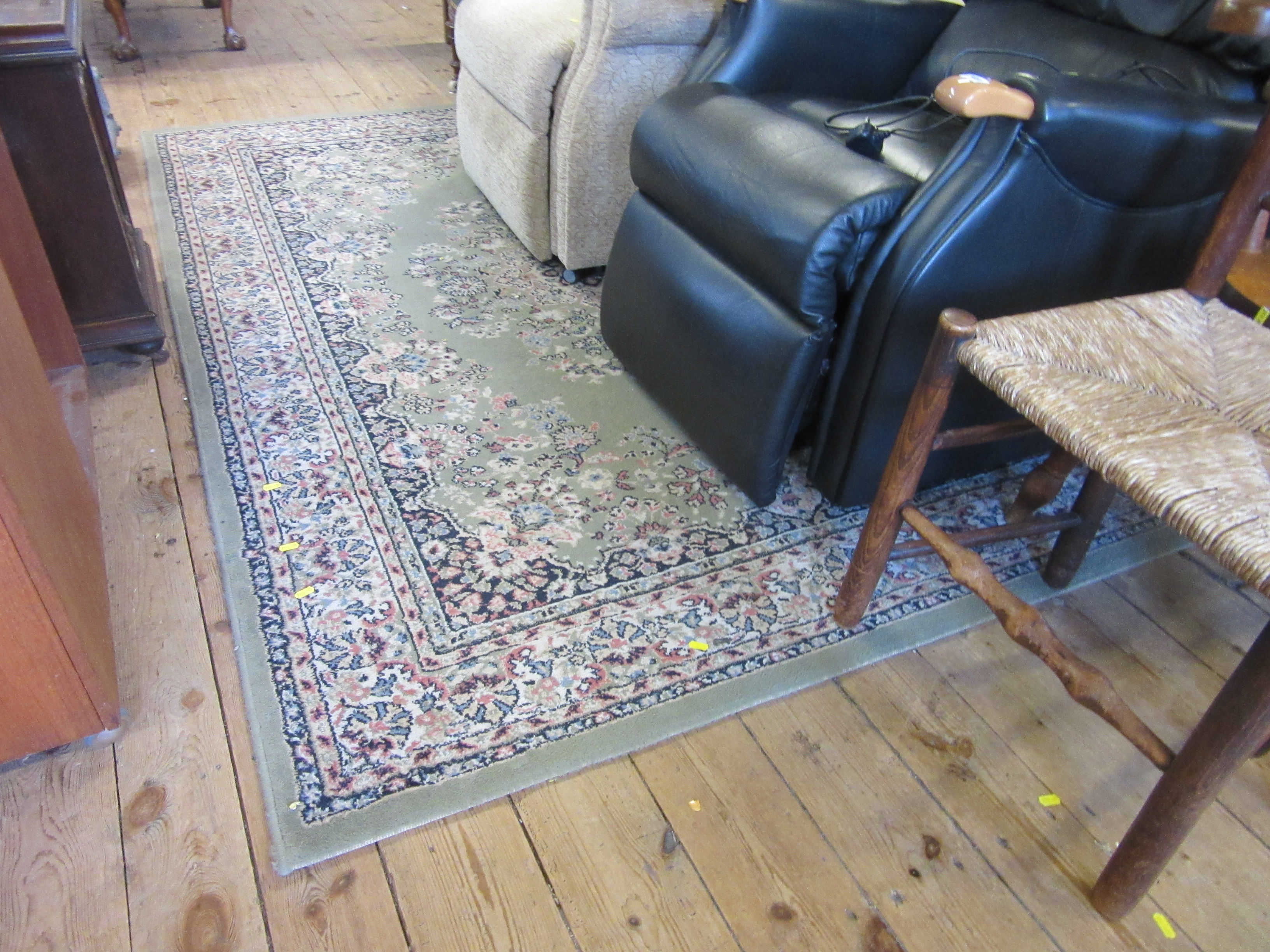 GREEN PATTERNED RUG Image