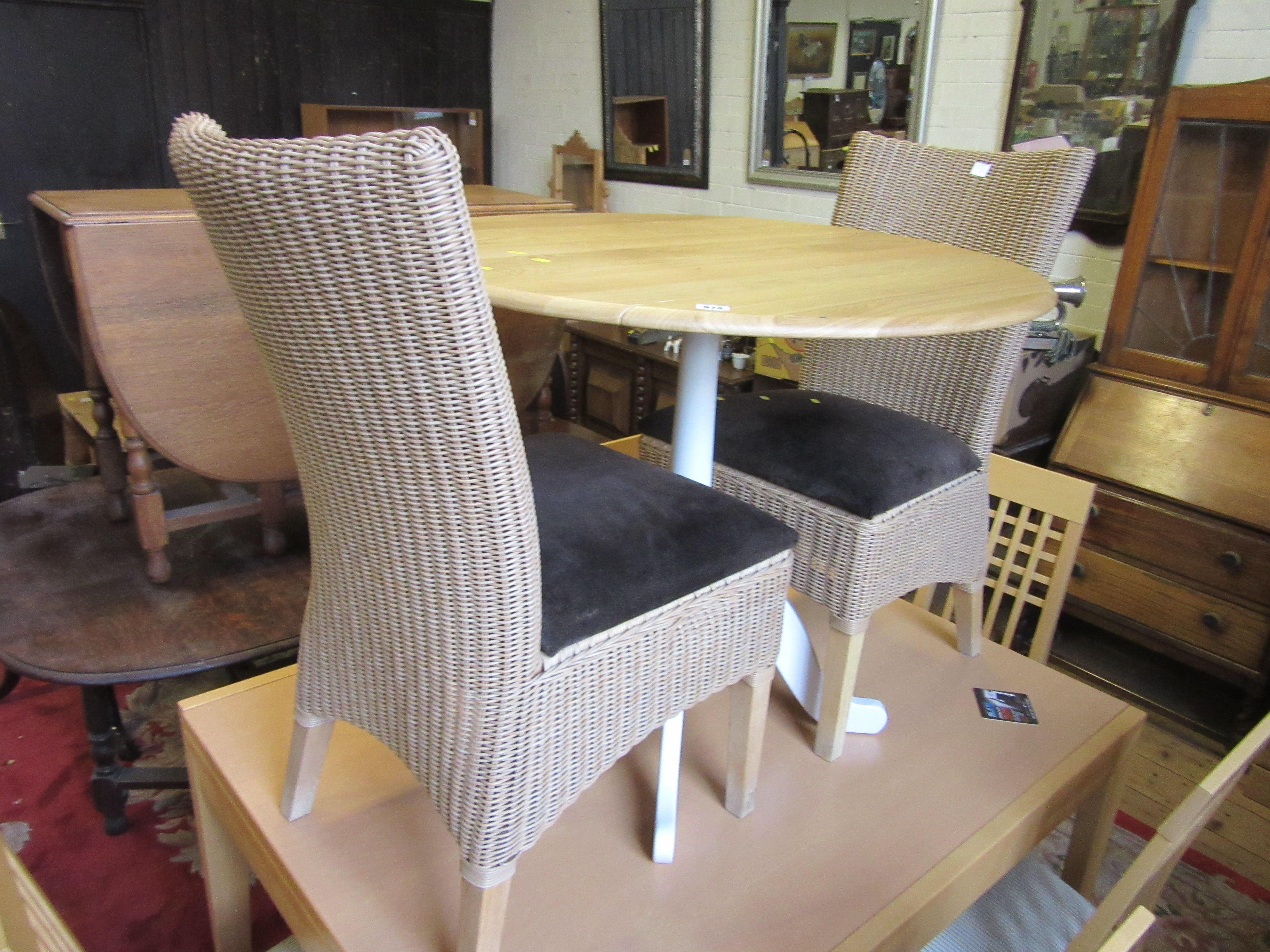 CIRCULAR TABLE WITH TWO CHAIRS Image