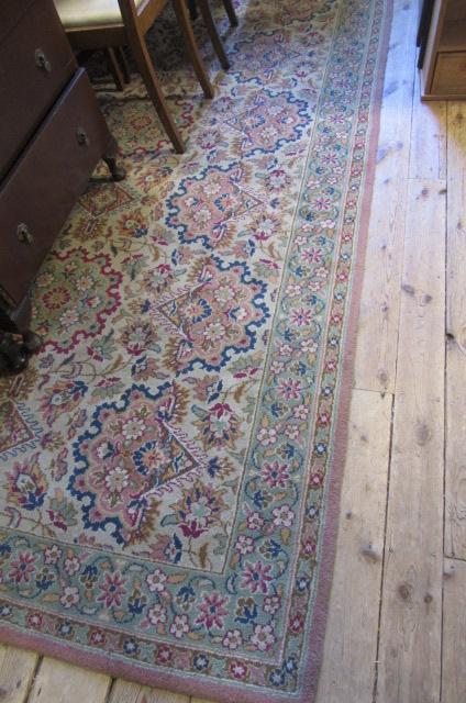 LARGE PATTERNED CARPET 400cm by 319cm Image