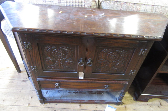 SMALL OAK SIDEBOARD Image