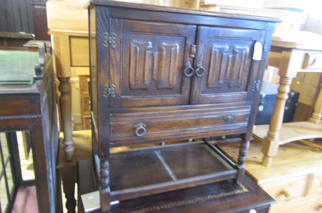 SMALL OAK SIDEBOARD Image