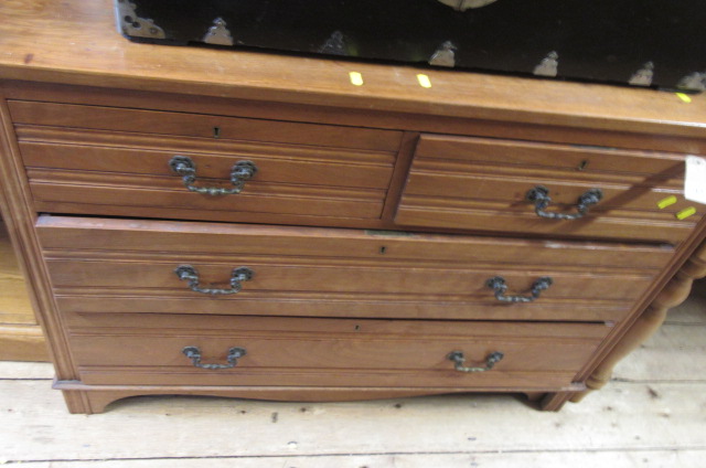 MAHOGANY CHEST OF DRAWERS Image