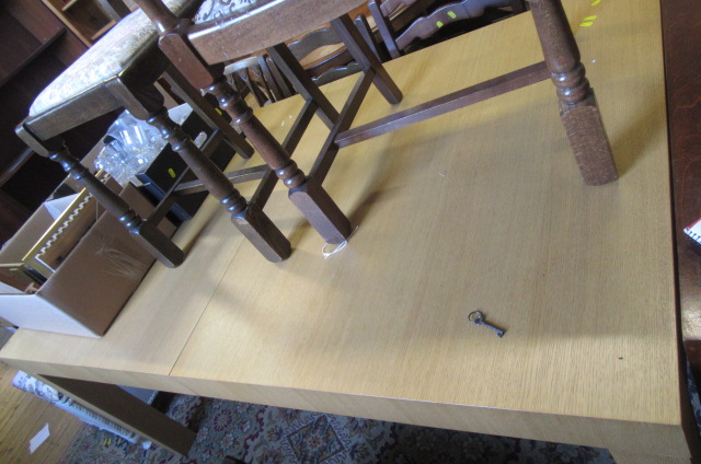 MODERN EXTENDING DINING TABLE Image