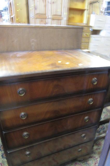 MAHOGANY CHEST OF DRAWERS Image