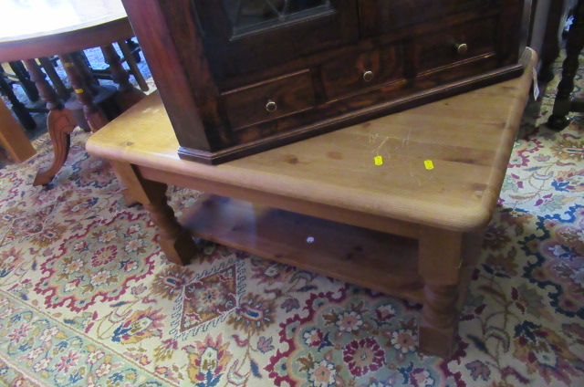 PINE COFFEE TABLE Image