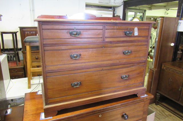MAHOGANY CHEST OF DRAWERS Image