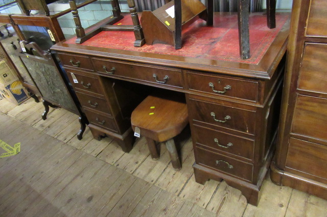 MAHOGANY TWIN PEDESTAL DESK Image