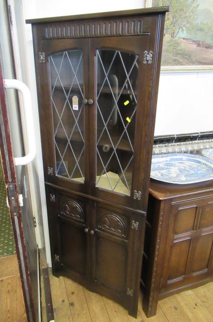 OAK CORNER CABINET Image