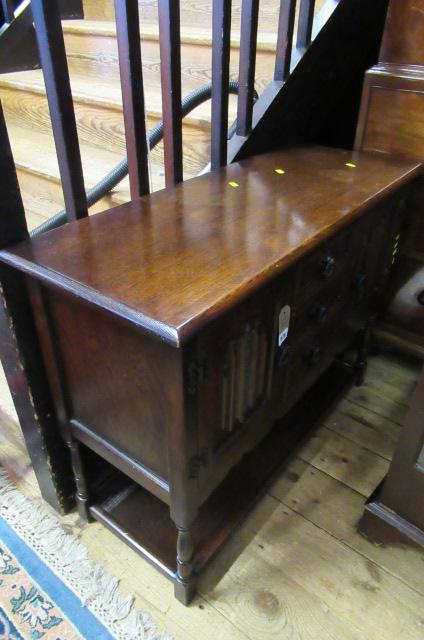 SMALL OAK SIDEBOARD Image