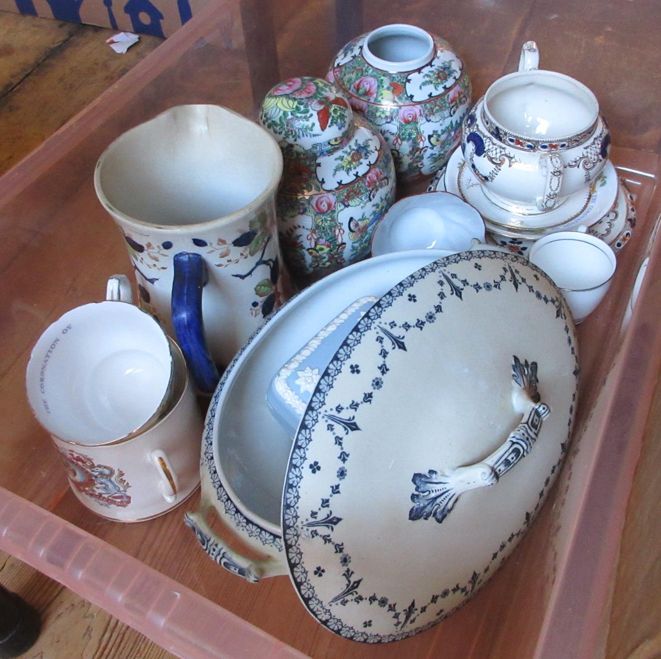 BOX OF MISCELLANEOUS CERAMICS Image
