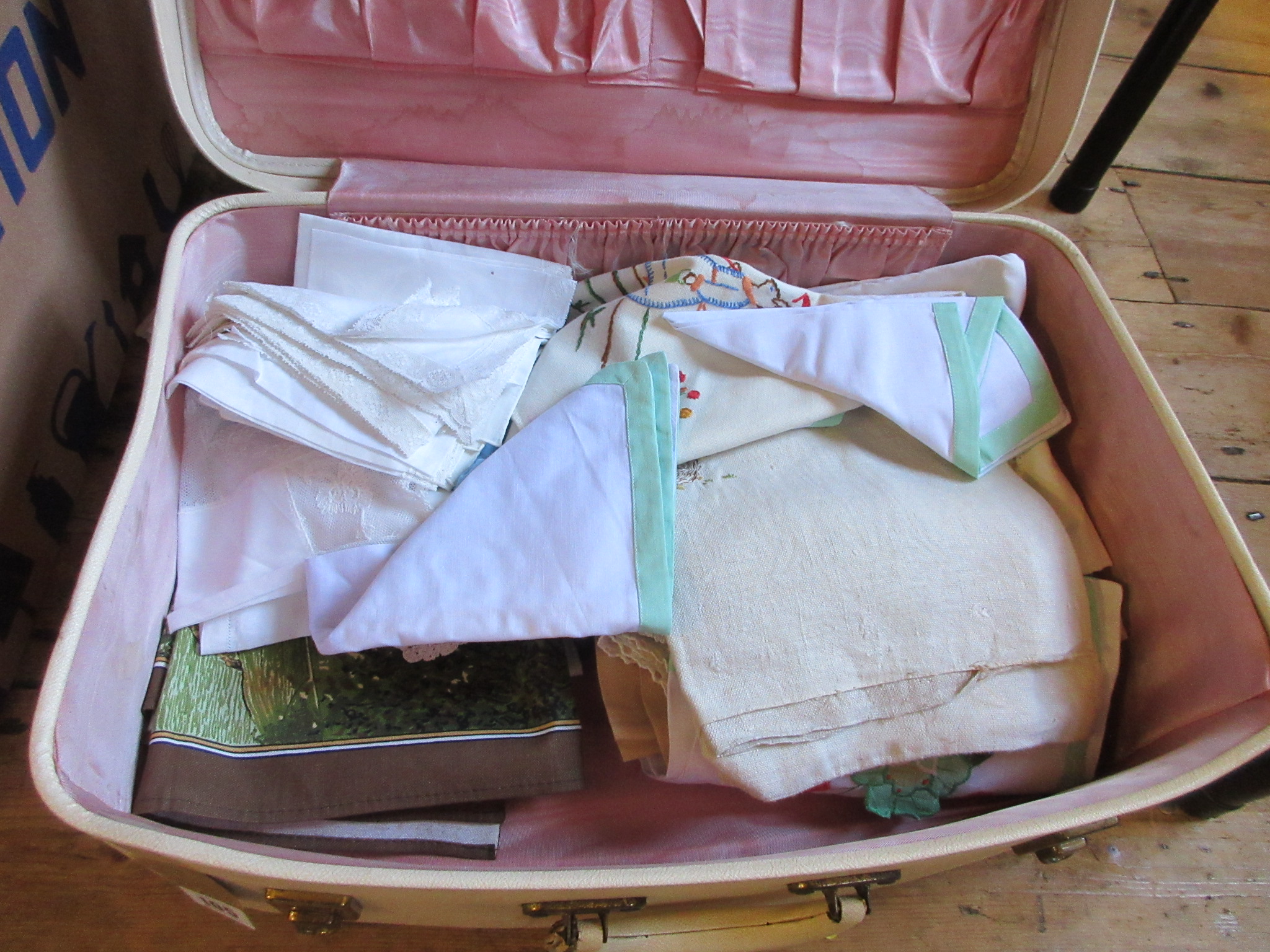 VANITY CASE OF TEA TOWELS Image