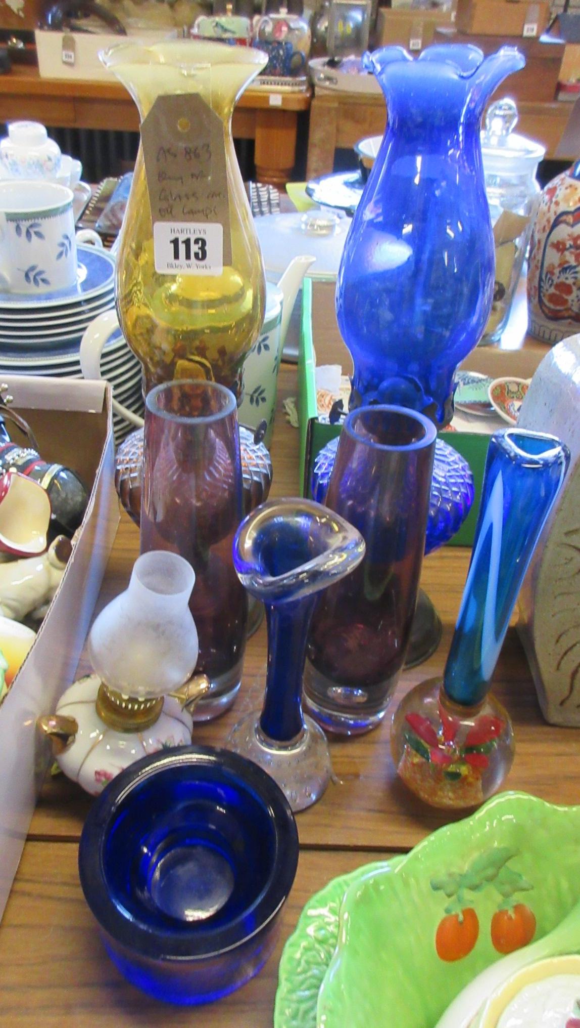 QUANTITY OF COLOURED GLASS INCLUDING OIL LAMPS Image