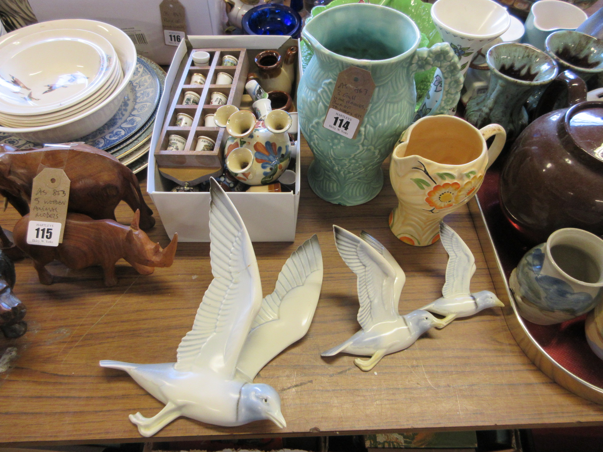 THREE BIRD PLAQUES, BOX OF THIMBLES AND A QUANTITY OF CERAMICS Image