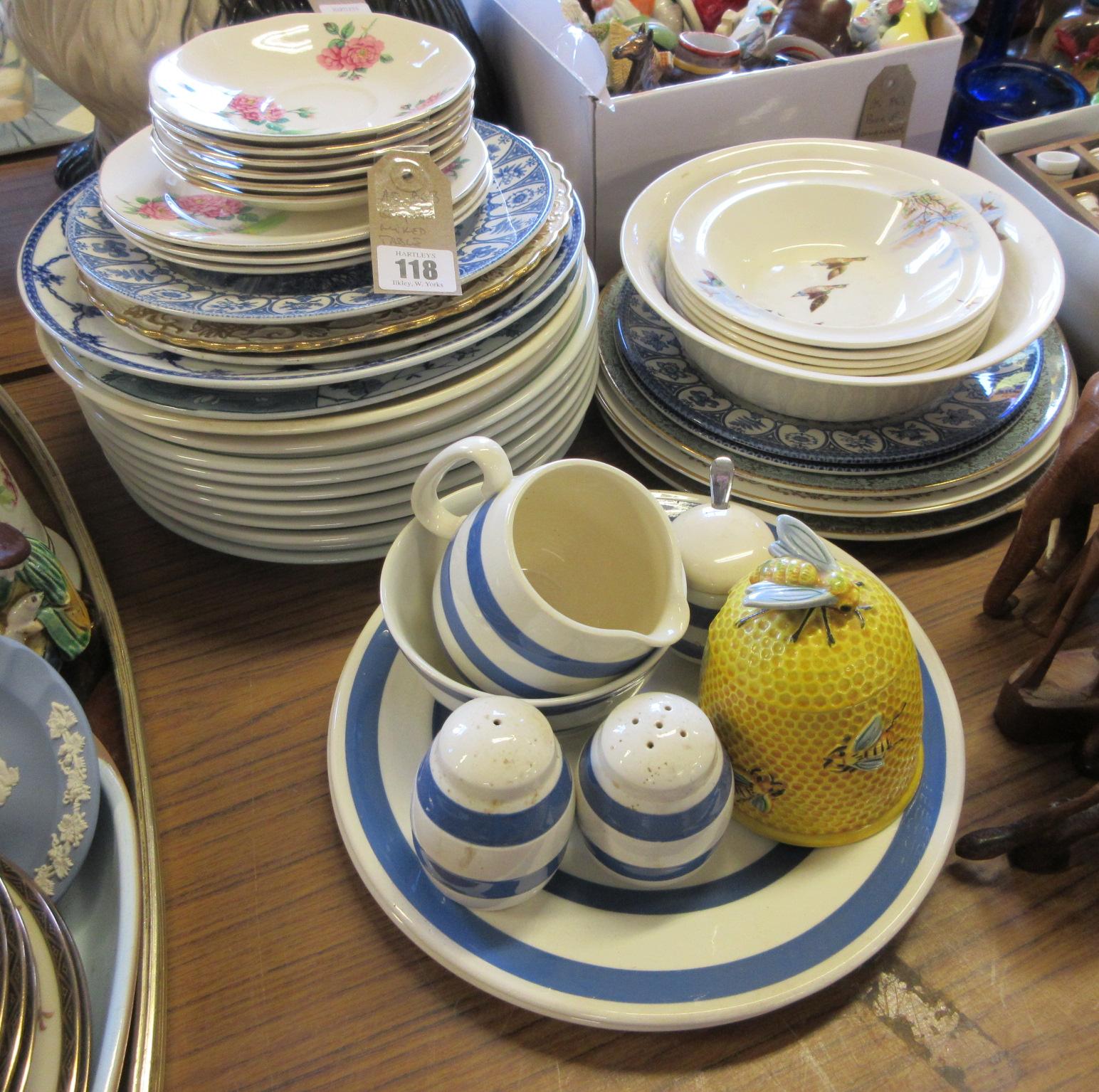 QUANTITY OF MIXED TABLEWARE Image