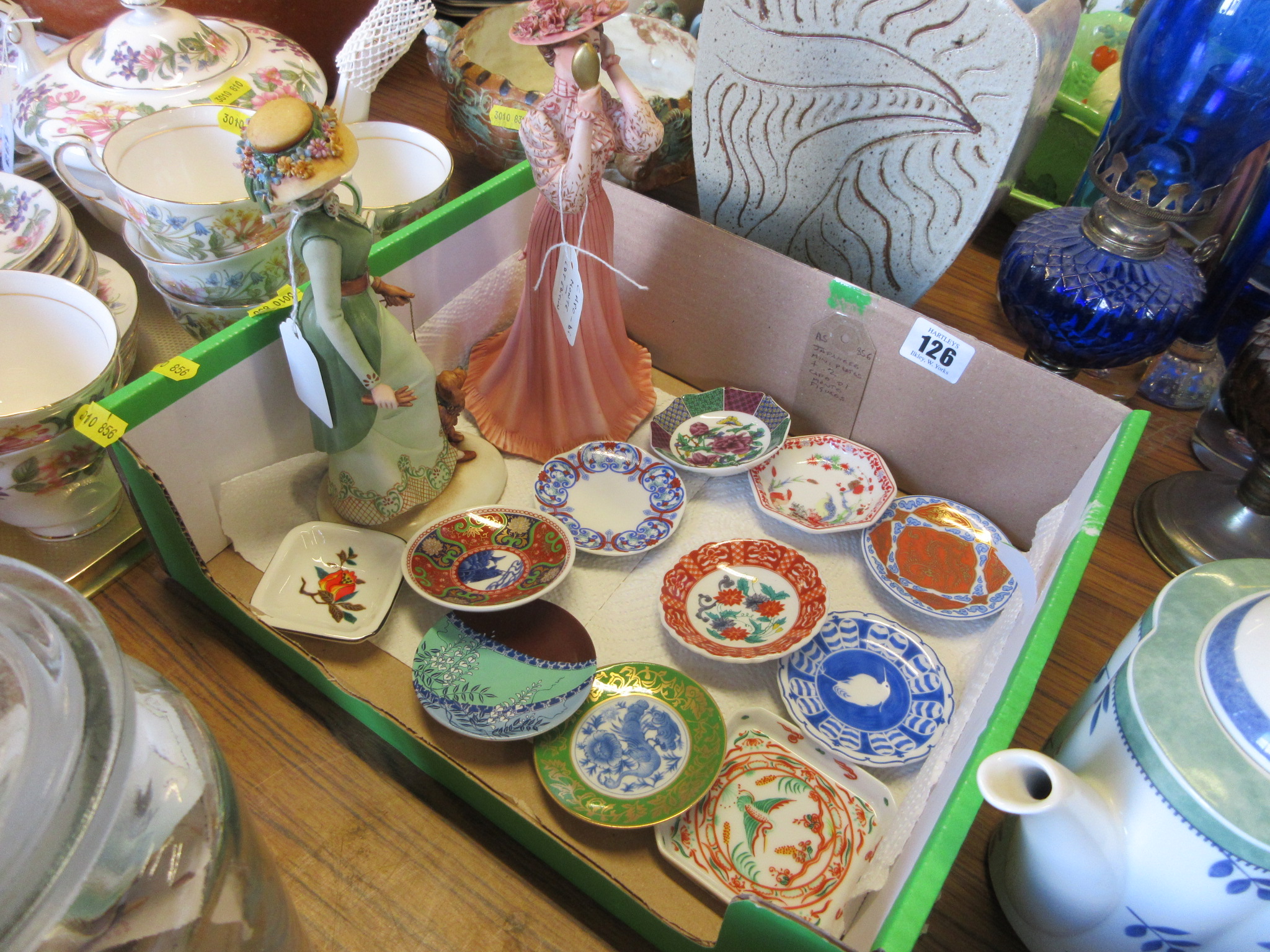 JAPANESE MINIATURE PLATES AND TWO CAPO DI MONTE FIGURES Image