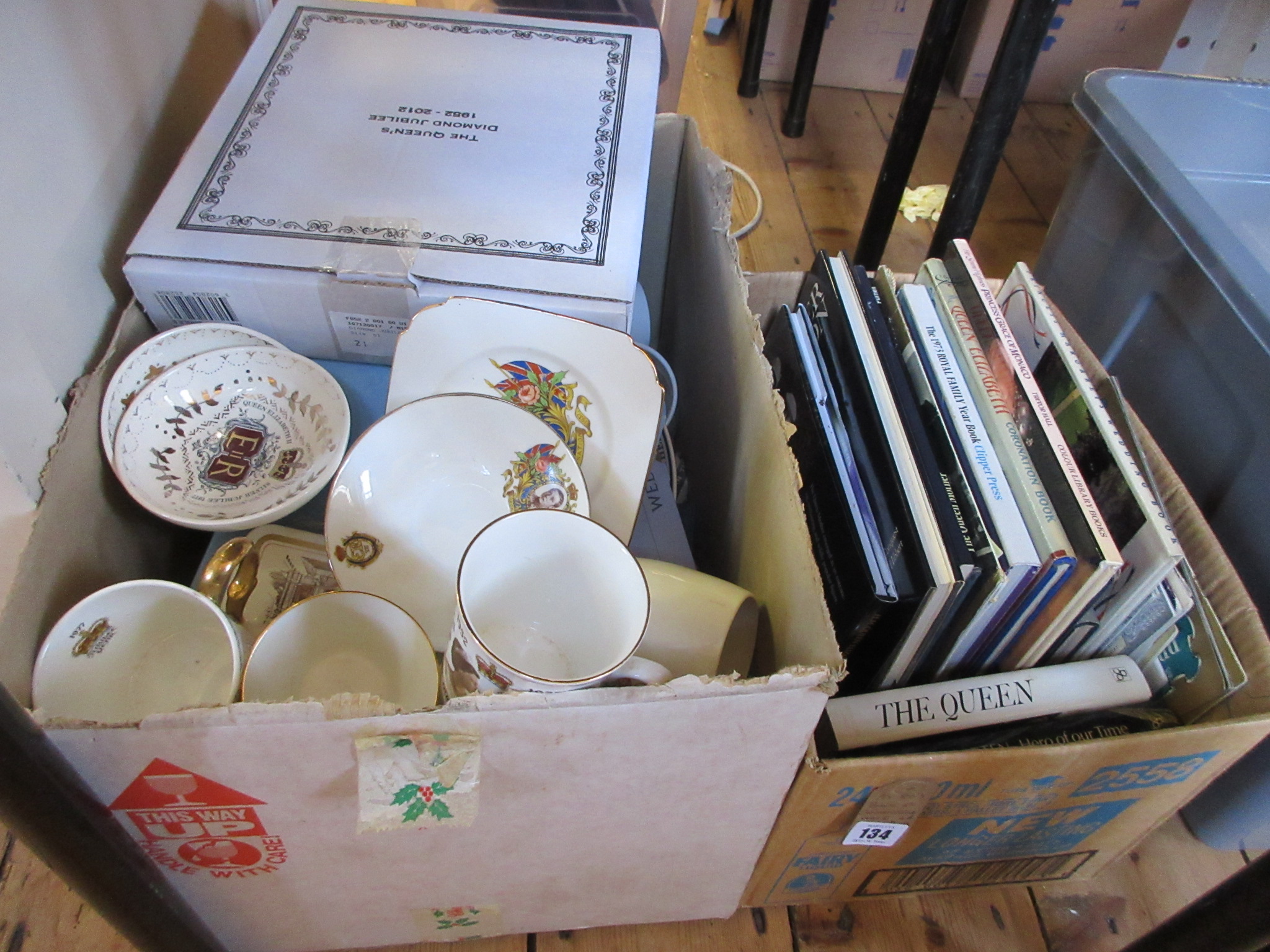BOX OF COMMEMORATIVE WARE AND A BOX OF BOOKS ON THE ROYAL FAMILY Image
